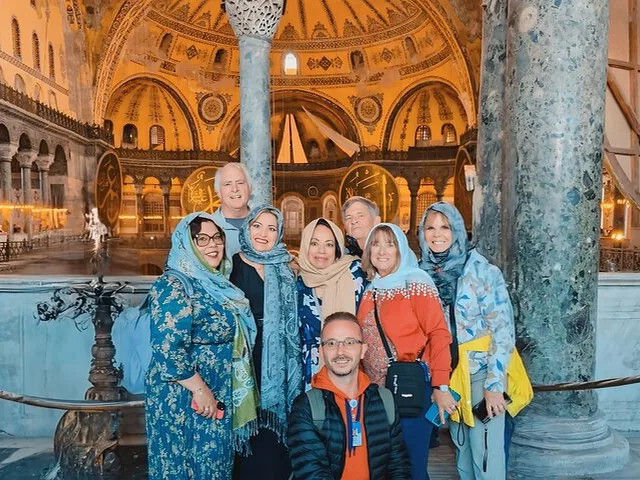 Reisegruppe posiert für ein Foto in der beeindruckenden Hagia Sophia