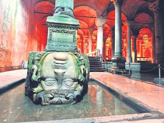 Umgedrehter Medusenkopf als Säulenbasis in der Cisterna Basilica