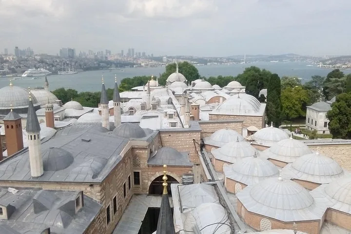 Vista dai tetti delle cupole del Palazzo di Topkapi con lo skyline della città alle spalle