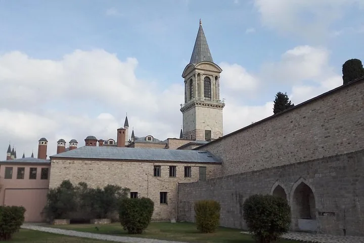 Der Turm der Gerechtigkeit erhebt sich über die Mauern des Topkapi-Palastes