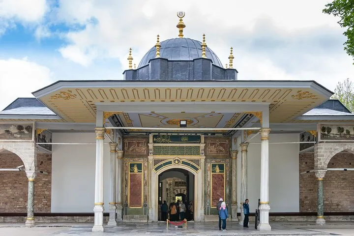 Außenansicht eines majestätischen Pavillons mit verziertem Kuppeldach