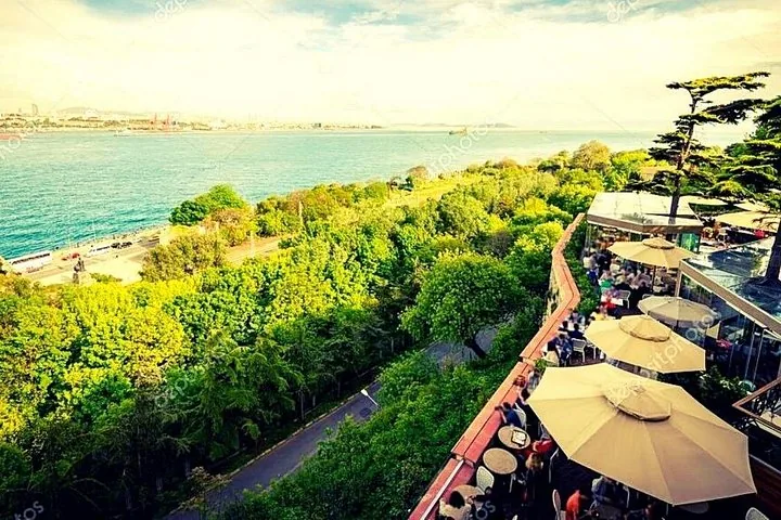 Blick auf den Bosporus von einem Terrassencafé auf dem Palastgelände